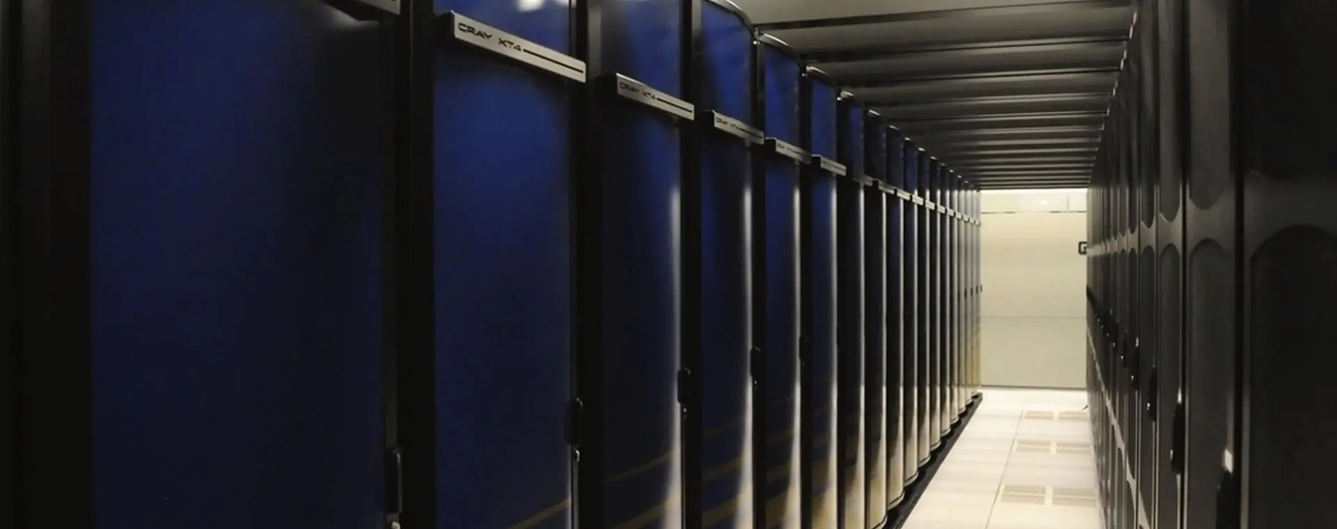 Pasillo de un centro de datos con gabinetes de servidores