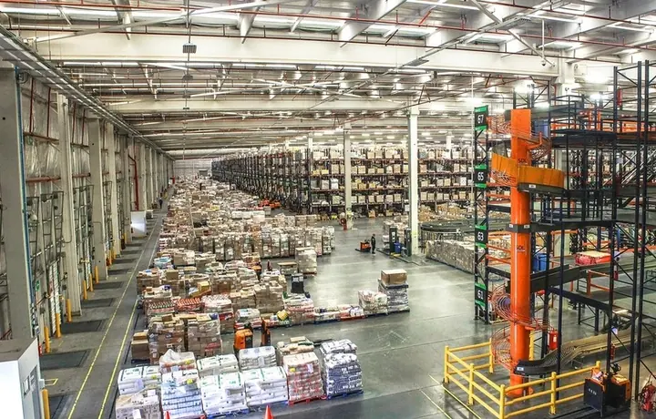 Centro de distribución con estanterías de almacenamiento y montacargas